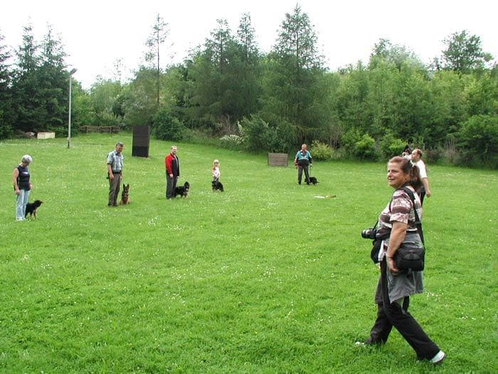 Trainingsrunde mit Hunden und Haltern auf dem Vereinsgelände