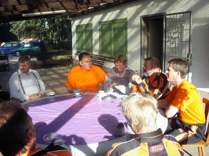 Besprechung der Fährtenarbeit in geselliger Runde